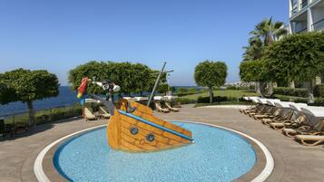 Alberca techada, 2 albercas al aire libre y camastros