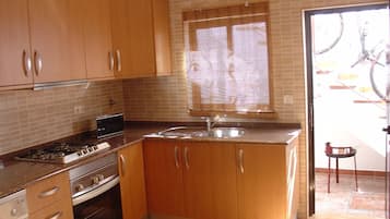 Apartment, 2 Bedrooms, Accessible | Full-sized fridge, microwave, oven, stovetop