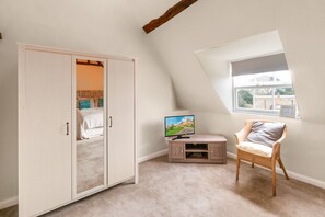 Superior Suite, Private Bathroom, Courtyard View (Attic Family Room) - Ecton House (Northampton)