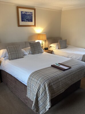 Double or Twin Room, Private Bathroom | Desk, free WiFi, bed sheets - Furan (Inverness)