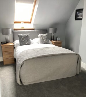 مكتب وواي فاي مجانًا وملاءات أسرّة