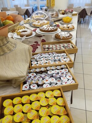 Petit déjeuner et déjeuner servis sur place, spécialités Cuisine locale