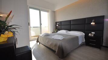 Chambre Deluxe Double ou avec lits jumeaux, vue mer | Minibar, coffres-forts dans les chambres, bureau, chambres insonorisées