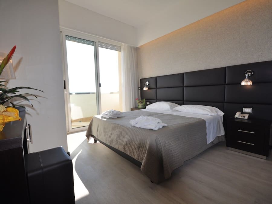 Dobbelt- eller tomannsrom – deluxe, sjøutsikt | Minibar, safe på rommet, skrivebord og lydisolert