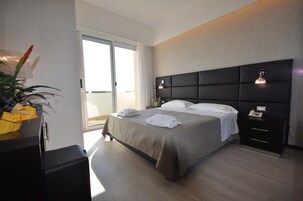 Minibar, caja de seguridad en la habitación y escritorio 