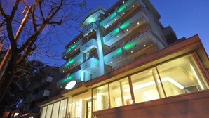 Un immeuble à plusieurs étages doté de balcons et de grandes fenêtres, qui ressemble probablement à un hôtel ou à un ensemble d’appartements.