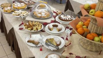 Petit déjeuner et déjeuner servis sur place, spécialités Cuisine locale