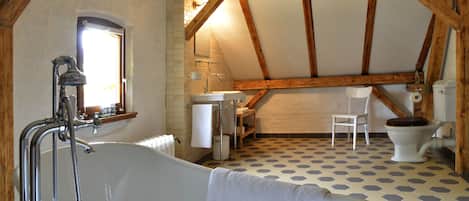 Apartment | Bathroom | Shower, free toiletries, hair dryer, towels