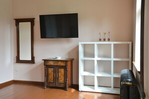 1 غرفة نوم وخزنة داخل الغرفة ومكتب ومكواة/لوح كي