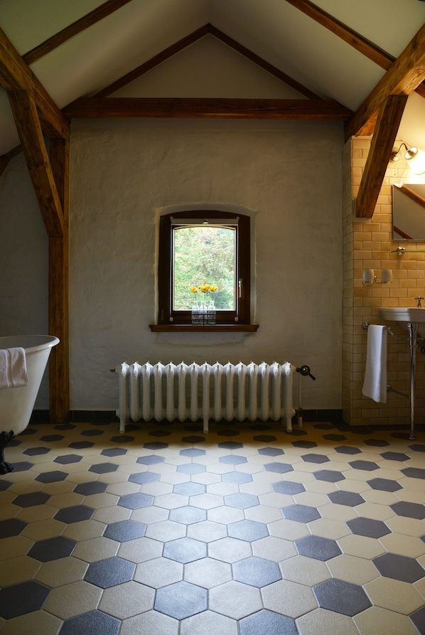 Apartamento | Banheiro | Chuveiro, produtos de toalete grátis, secador de cabelo