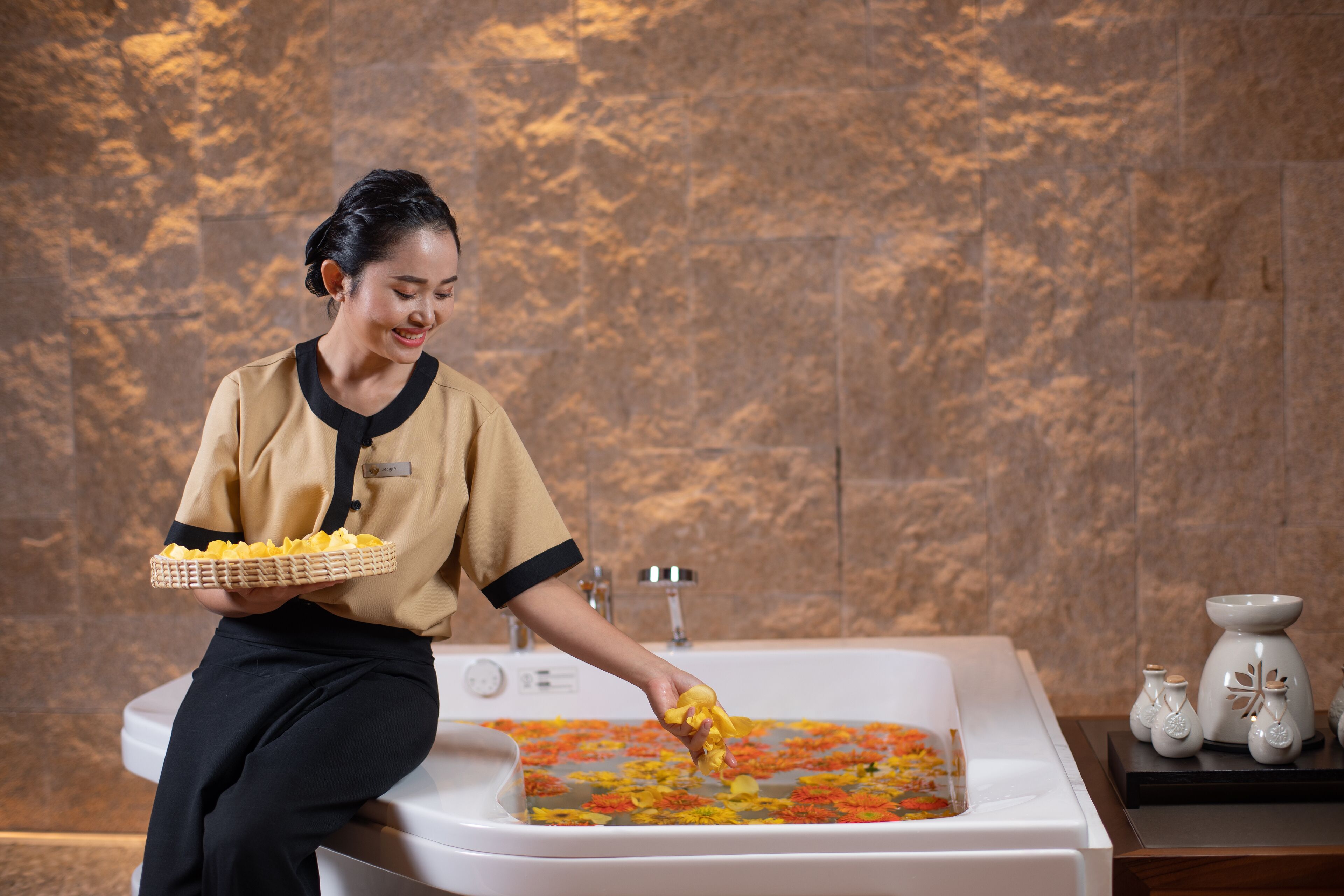 Couples treatment rooms, hot tub, body treatments, hydrotherapy