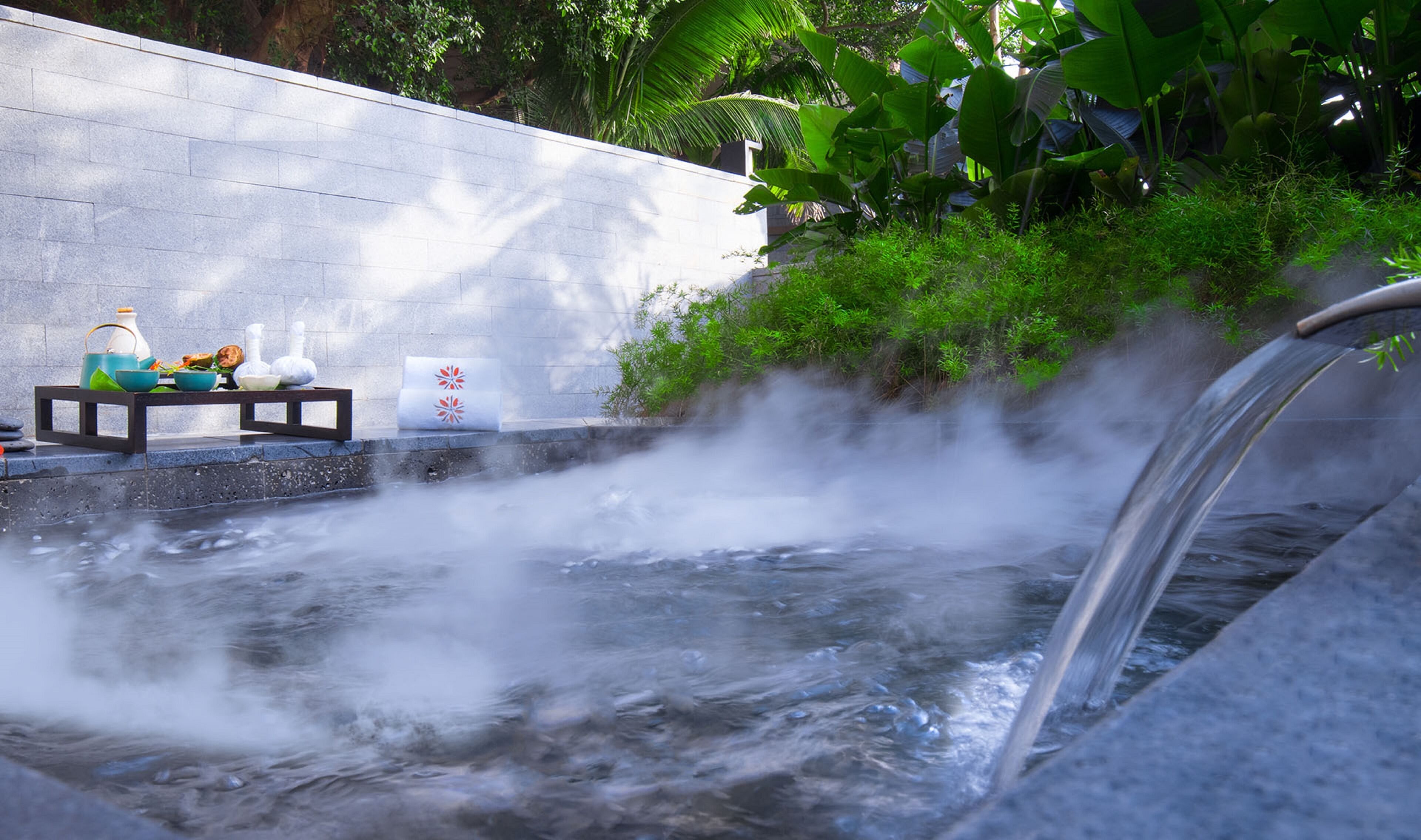 Bañera y ducha independientes y bañera profunda