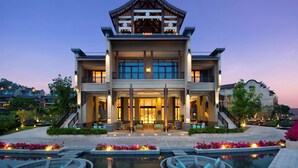 A modern building with a traditional architectural style, featuring a large entrance and a courtyard with a pool. - Angsana Zhuhai Phoenix Bay (Zhuhai)