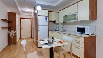 Refrigerador con freezer, placa de cocina, tetera/pava eléctrica