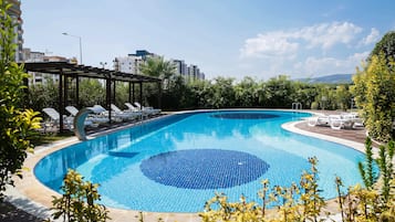 Hồ bơi ngoài trời, mở cửa từ 10:00 đến 20:00, dù/ô trên bãi biển/hồ bơi