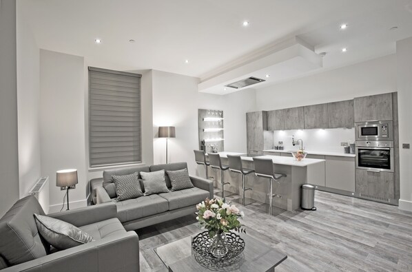 Luxury Apartment, 2 Bedrooms | Living area | Flat-screen TV - Apple Apartments Devanha Gardens (Aberdeen)