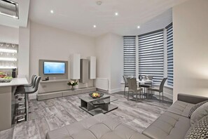 Flat-screen TV - Apple Apartments Devanha Gardens (Aberdeen)