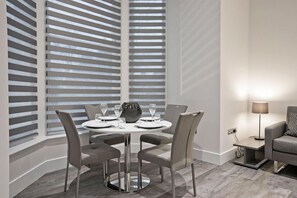 In-room dining - Apple Apartments Devanha Gardens (Aberdeen)