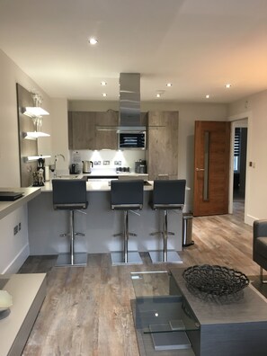 Luxury Apartment, 1 Bedroom | Living area | Flat-screen TV - Apple Apartments Devanha Gardens (Aberdeen)