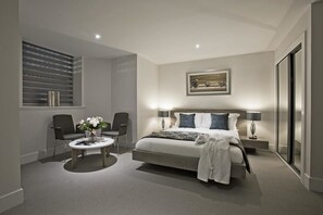 Luxury Apartment, 3 Bedrooms | Premium bedding, in-room safe, soundproofing, iron/ironing board - Apple Apartments Devanha Gardens (Aberdeen)