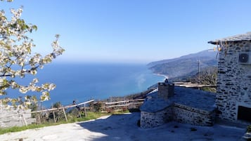 Un edificio de piedra con techo de piedra, con vistas a la costa.