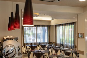 Breakfast, lunch, dinner served; local and international cuisine  - Hotel Adigrat (Riccione)