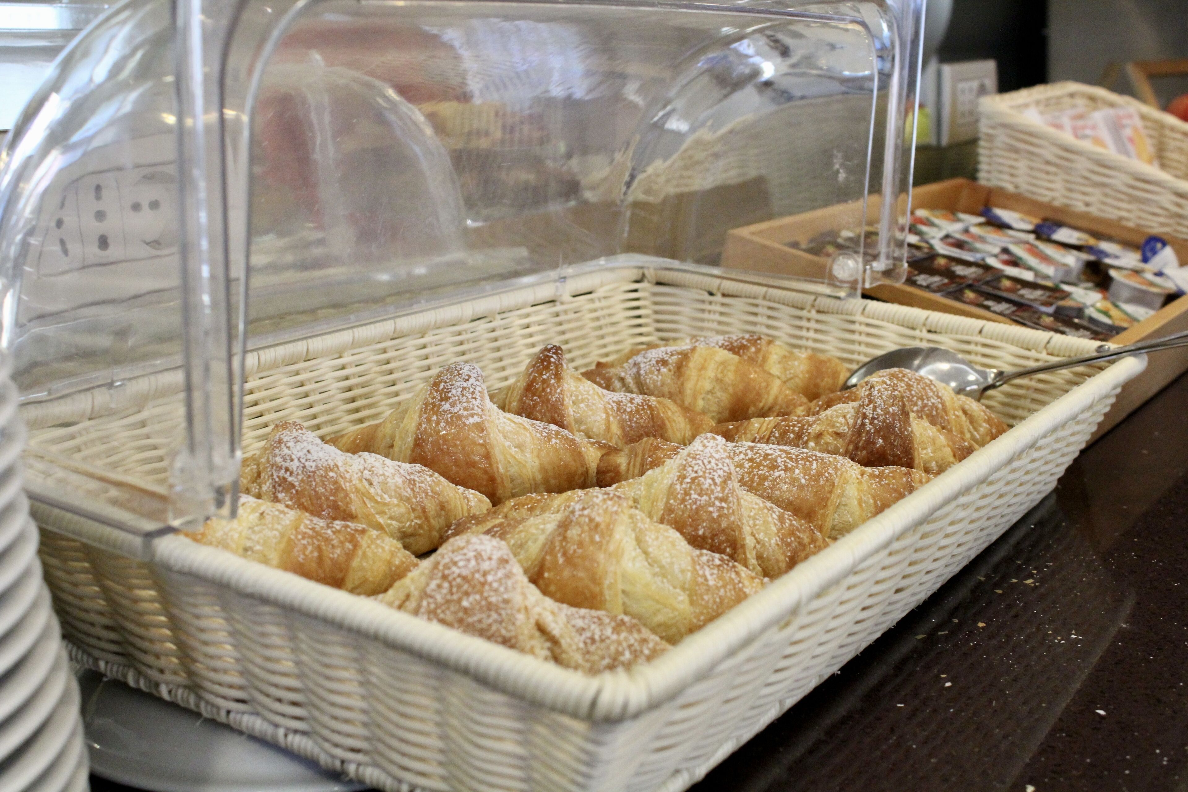 Una teca con cestini di pasticceria e un cucchiaio.