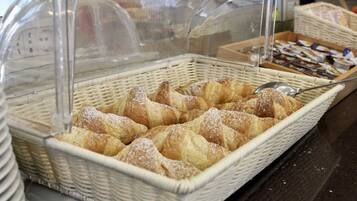 Una teca con cestini di pasticceria e un cucchiaio.