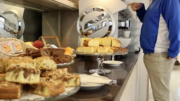 Desayuno buffet diario (EUR 6 por persona)