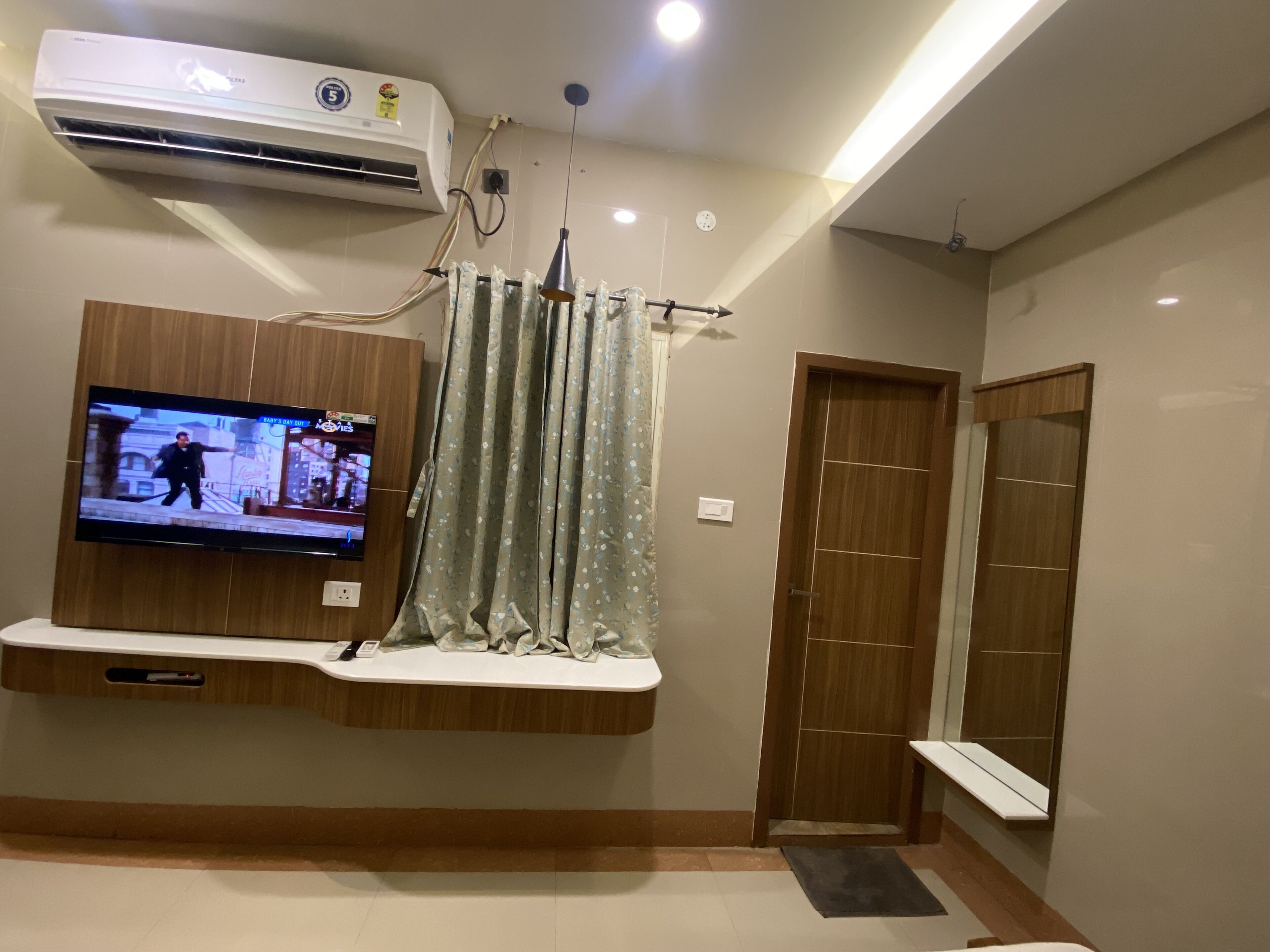 Familjerum - 1 dubbelsäng - rökare - utsikt mot staden | Sängtillbehör av högsta kvalitet och värdeförvaringsskåp på rummet