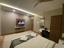 Ropa de cama de alta calidad y caja de seguridad en la habitación