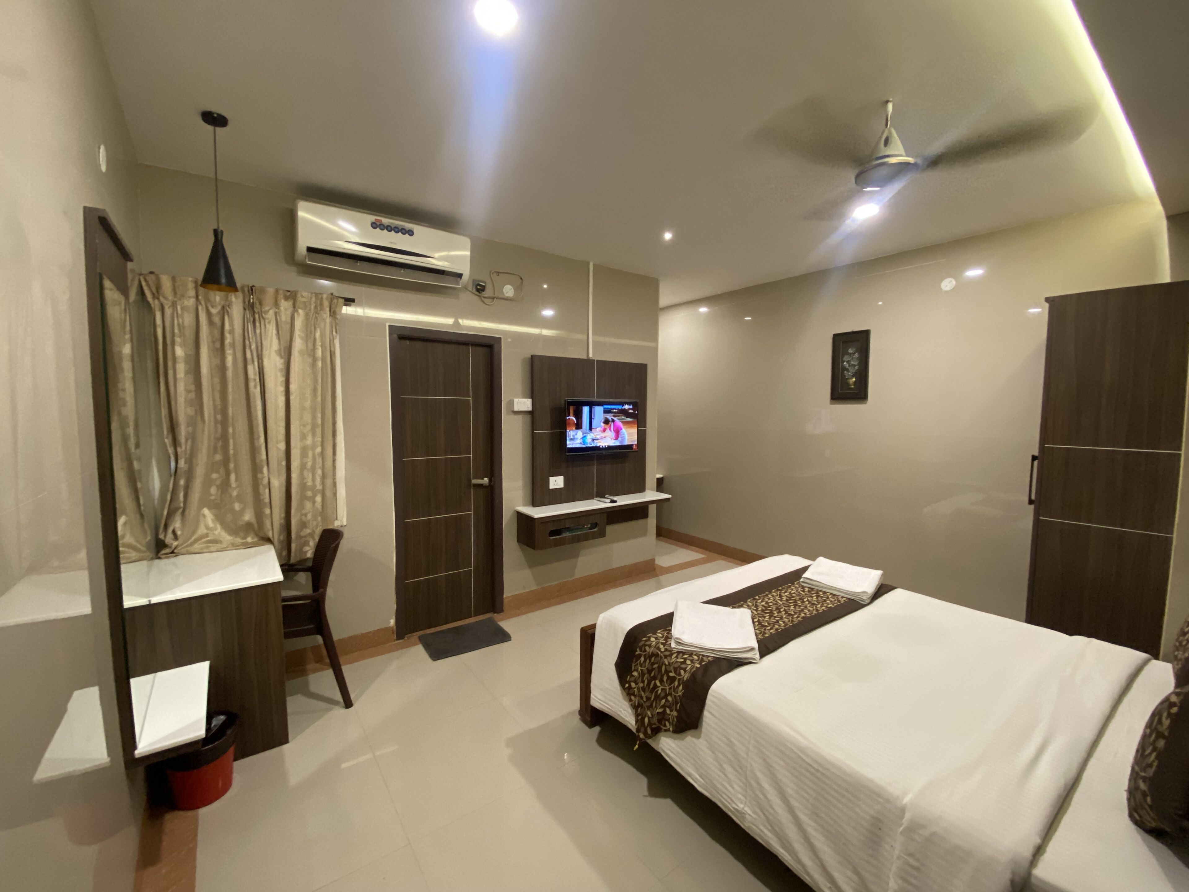 Quarto triplo executivo, 1 cama Queen, para fumantes, vista para a cidade | Roupas de cama premium, cofres nos quartos, escrivaninha