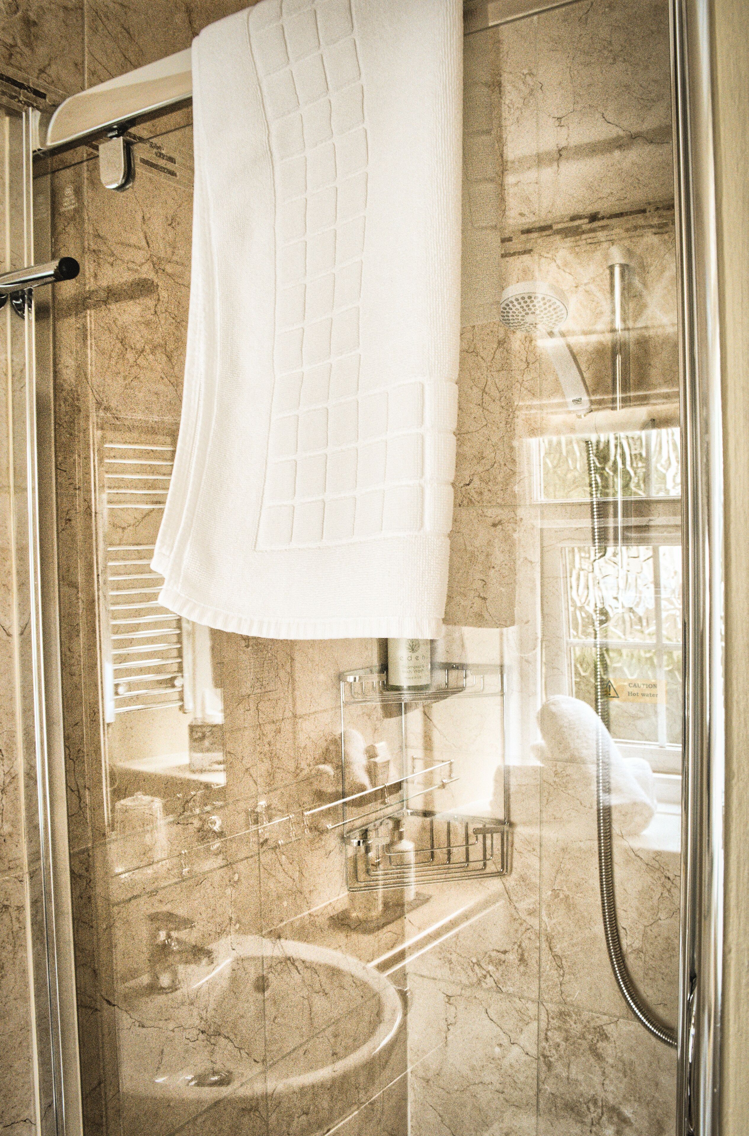Comfort Twin Room, 2 Single Beds, Non Smoking | Bathroom | Shower, free toiletries, hair dryer, towels