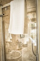 Ducha, artículos de tocador gratuitos, secador de pelo, toallas