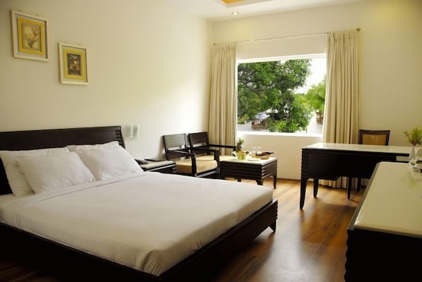 Deluxe Double Room, 1 King Bed, Accessible | Minibar, in-room safe, desk, iron/ironing board