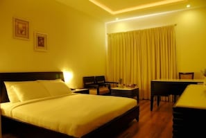 Deluxe Double Room, 1 King Bed, Accessible | Minibar, in-room safe, desk, iron/ironing board