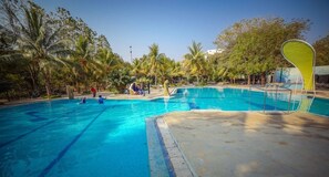 Una piscina techada, una piscina al aire libre
