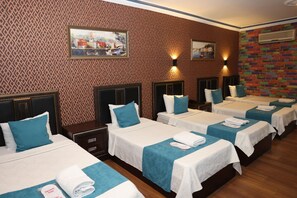 Chambre familiale, 5 chambres, fumeur, vue sur la ville | Draps en coton égyptien, literie de qualité, couette en duvet, minibar