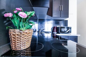 Full-sized fridge, microwave, electric kettle, cookware/dishes/utensils