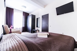 Iron/ironing board, free WiFi, bed sheets