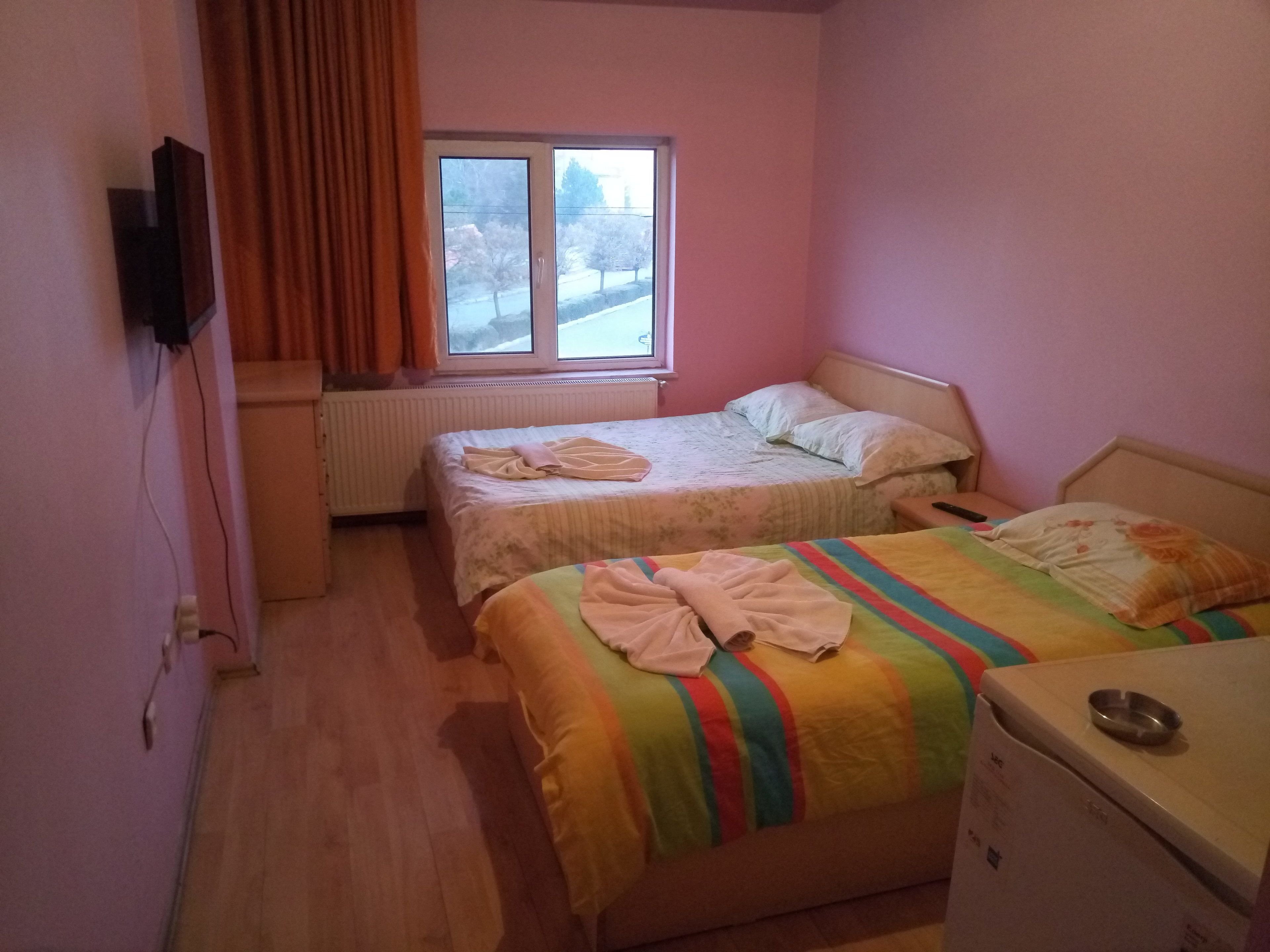 Habitación triple | Ropa de cama de alta calidad, escritorio y wifi gratis 