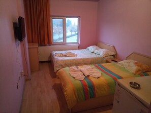 Habitación triple | Ropa de cama de alta calidad, escritorio y wifi gratis