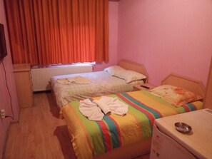 Habitación triple | Ropa de cama de alta calidad, escritorio y wifi gratis