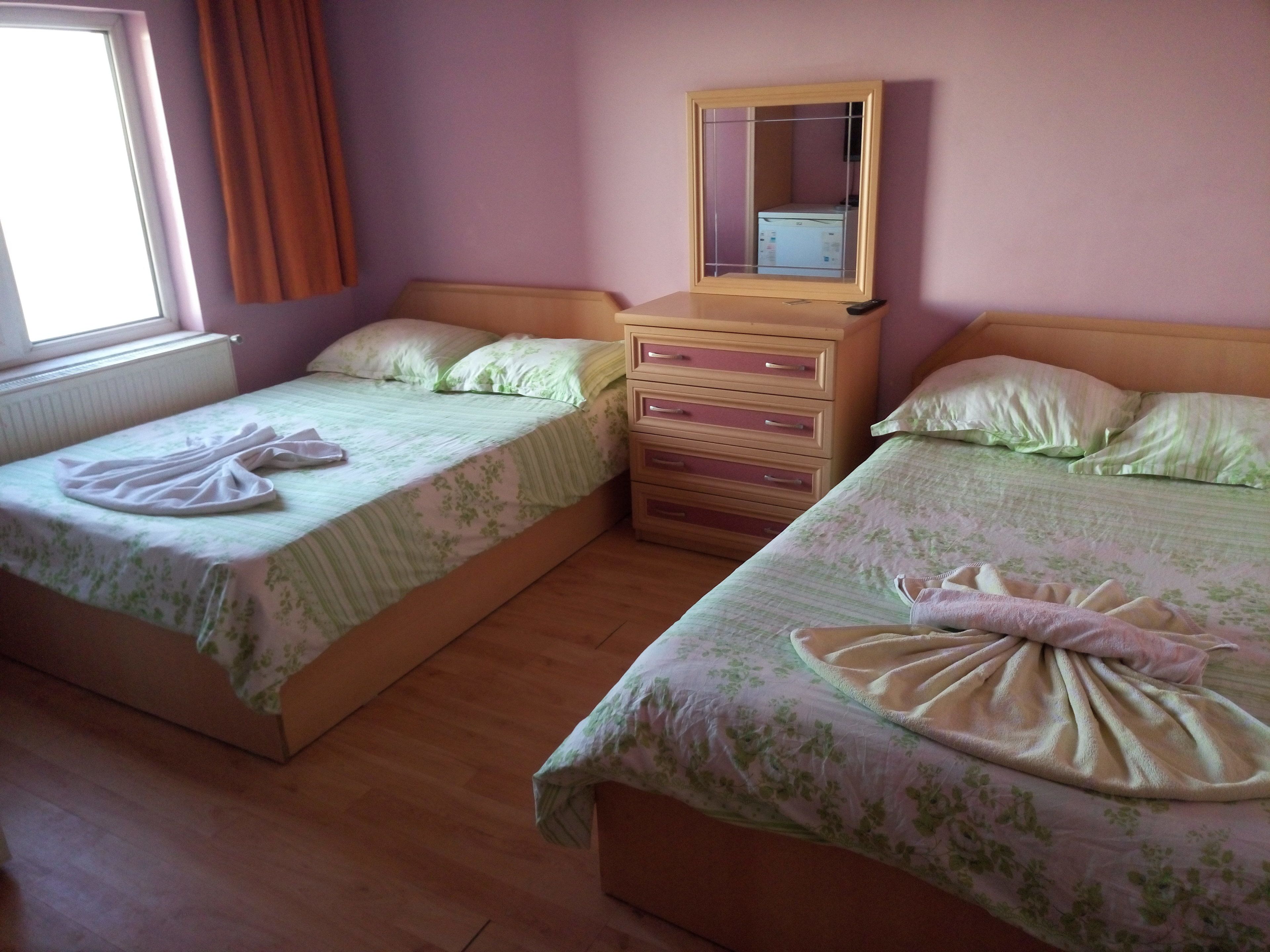 Habitación cuádruple | Ropa de cama de alta calidad, escritorio y wifi gratis 