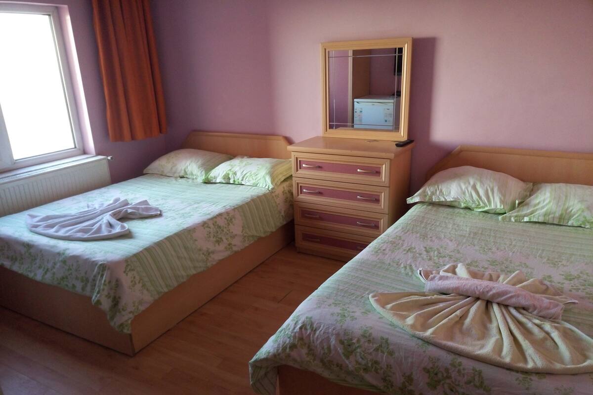 Habitación cuádruple | Ropa de cama de alta calidad, escritorio y wifi gratis