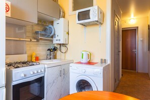 Kühlschrank, Mikrowelle, Herdplatte, Wasserkocher