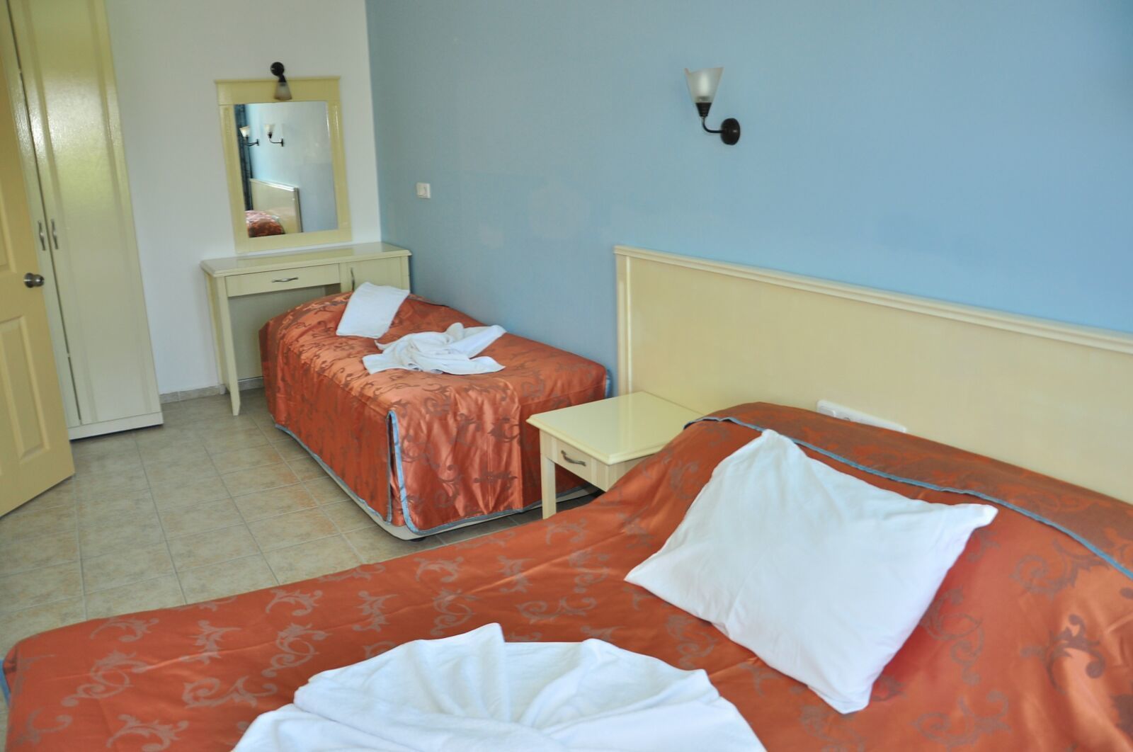 Escritorio, cunas gratuitas y wifi gratis 