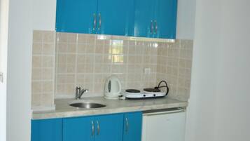 Peti sejuk, dapur, pembancuh kopi/teh