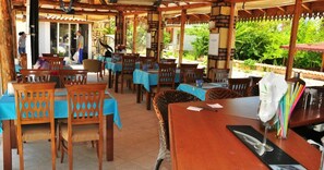 Petit déjeuner, déjeuner et dßner servis sur place