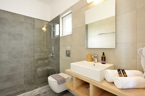 Deluxe-lejlighed - flere senge - havudsigt | Badeværelse | Designertoiletartikler, hårtørrer, håndklæder, Sæbe